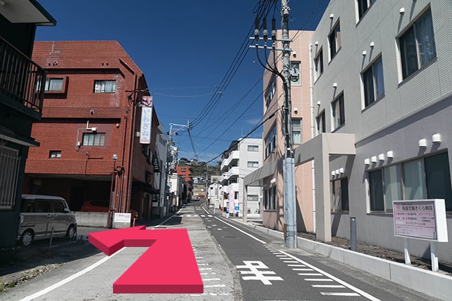 駐車場へと続く路地の写真